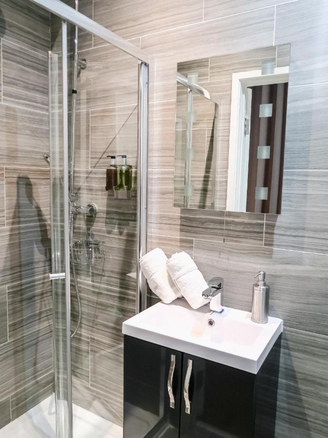 Titiwangsa One Accomodation At Paddington ลอนดอน ภายนอก รูปภาพ